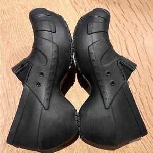 GENTLY WORN  Features a molded and Memory Fit Foam cushioned footbed.